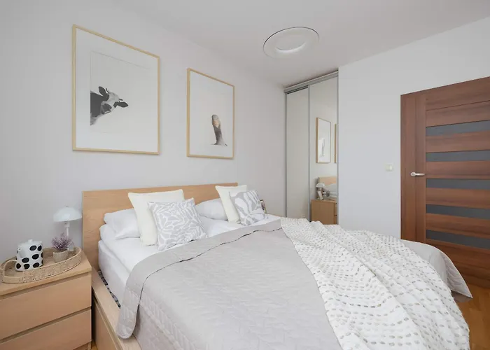 Modern With Parking & Balcony Near The Underground Station By Renters شقة وارسو