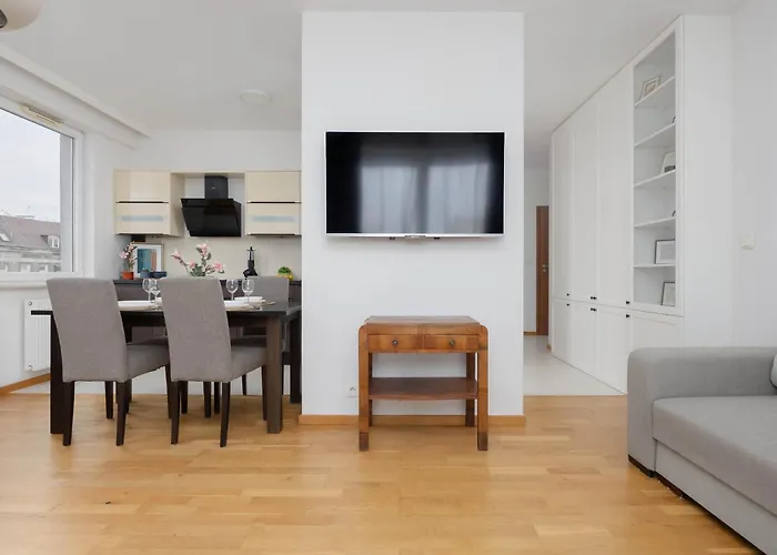 Modern With Parking & Balcony Near The Underground Station By Renters وارسو