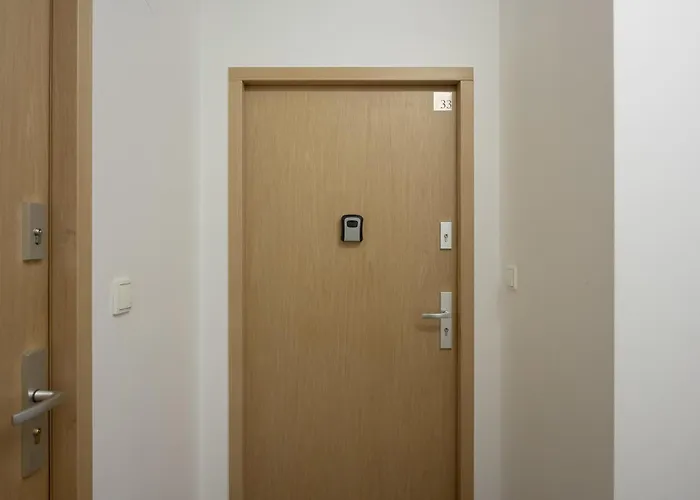 Modern With Parking & Balcony Near The Underground Station By Renters شقة وارسو