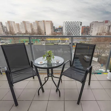 Modern With Parking & Balcony Near The Underground Station By Renters דירה