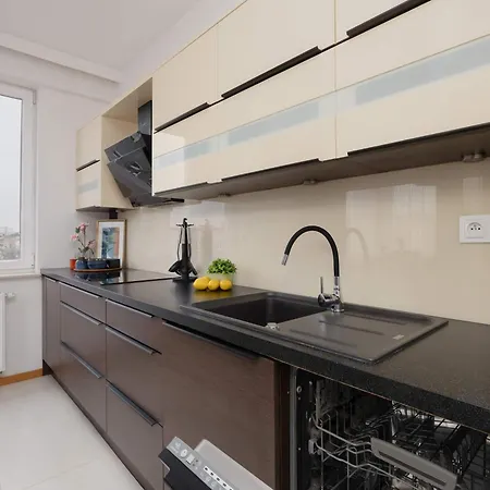 Modern With Parking & Balcony Near The Underground Station By Renters דירה *
