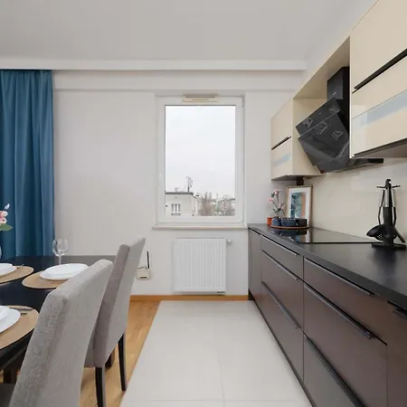 Modern With Parking & Balcony Near The Underground Station By Renters דירה