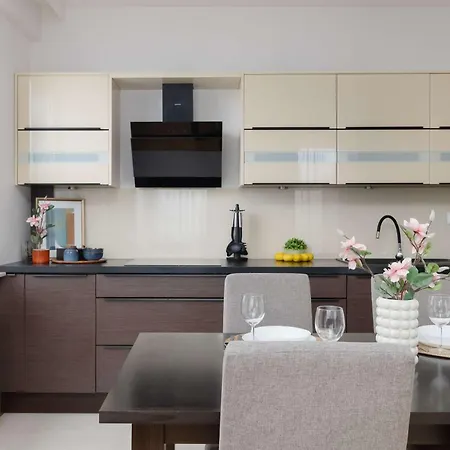 Apartment Modern With Parking & Balcony Near The Underground Station By Renters