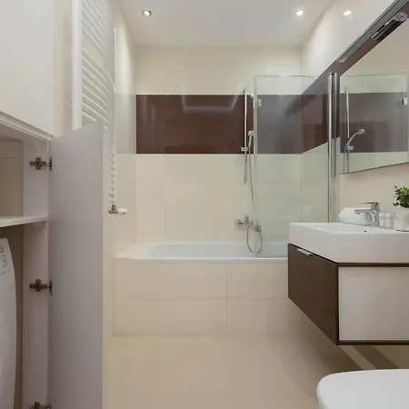 Modern With Parking & Balcony Near The Underground Station By Renters *