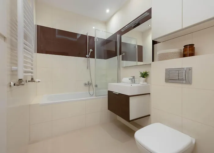 Modern With Parking & Balcony Near The Underground Station By Renters Varsó